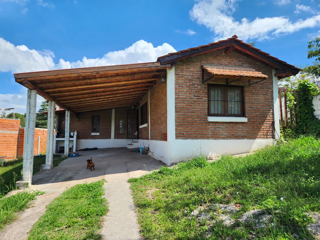 Hermosa casa en Santa Cruz del Lago, a metros de ruta.